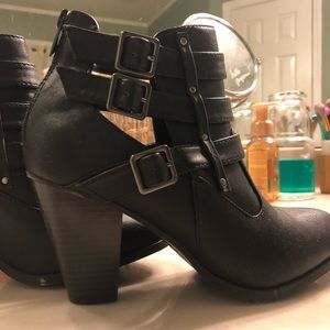 Black ankle boot by Forever